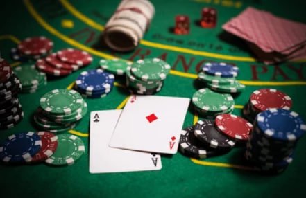 Simbol keamanan data digital mewakili enkripsi dan perlindungan akun pengguna budaya77